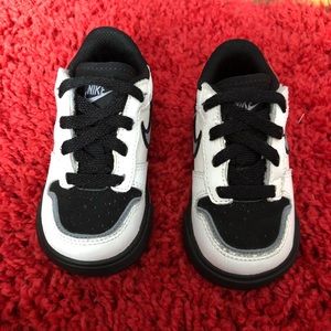 4t toddler Nike Velcro shoes